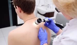 Dermatologue et patient
